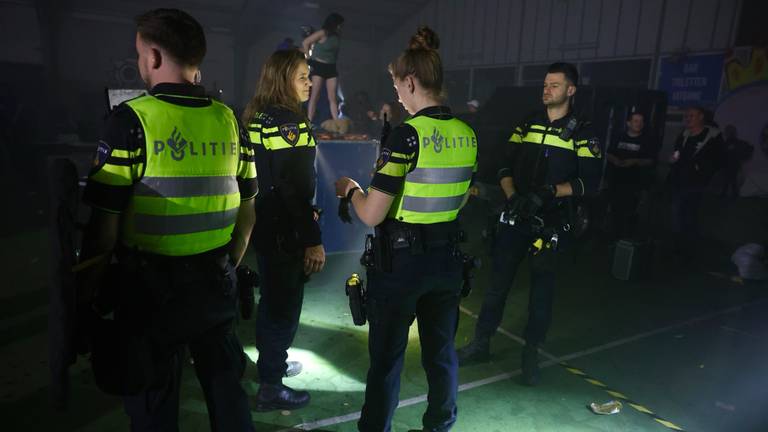 Agenten stopten het illegale feest in Best.