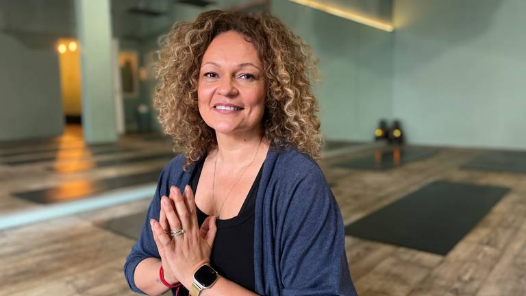 Natascha maakt zich grote zorgen over het voortbestaan van haar yogastudio. (Foto: Karin Kamp)