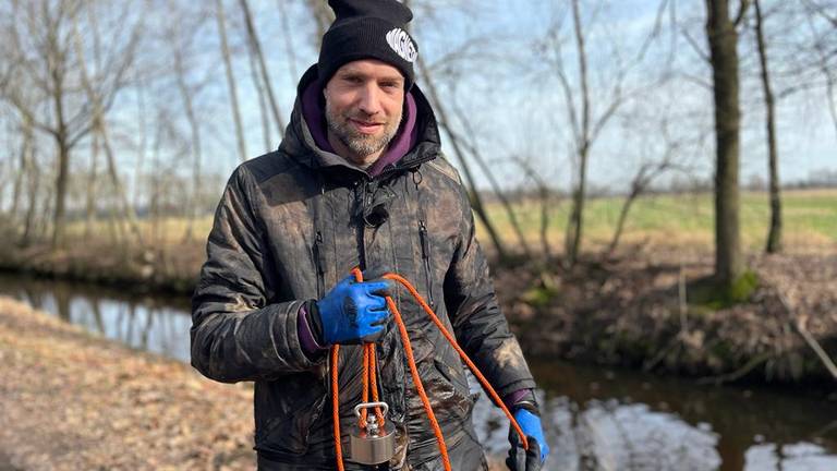 Joris gaat magneetvissen en vangt meteen twee mortiergranaten 