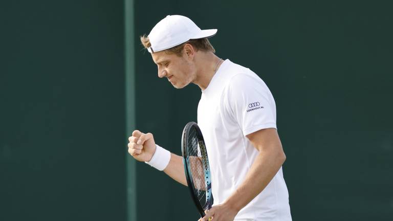 Tim van Rijthoven viert een punt op Wimbledon (Foto: ANP)