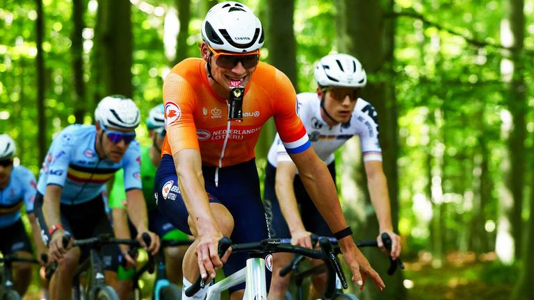 Mathieu van der Poel op weg naar de wereldtitel gravel (foto: ANP).