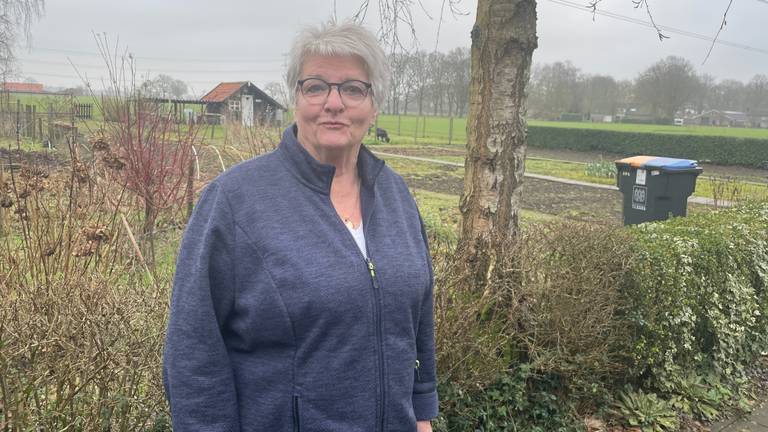 Marianne bij haar moestuin (Foto: René van Hoof)