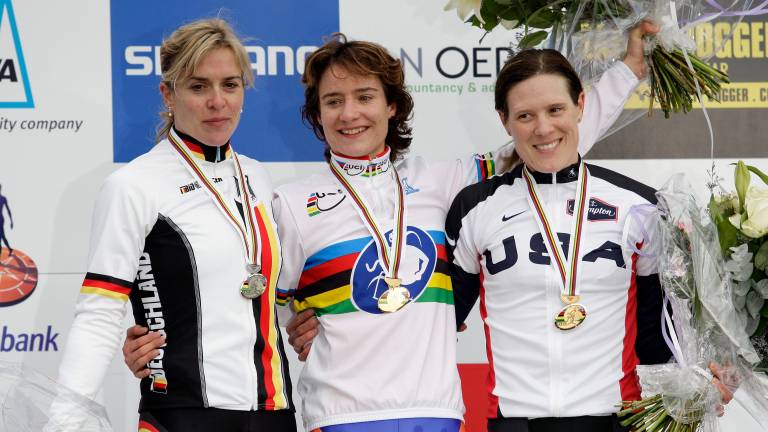 Het is 2009: Marianne Vos (midden) is voor het eerst wereldkampioene veldrijden (foto ANP).