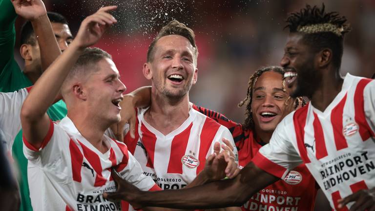 PSV-spelers vieren de overwinning op AS Monaco (Foto: ANP)