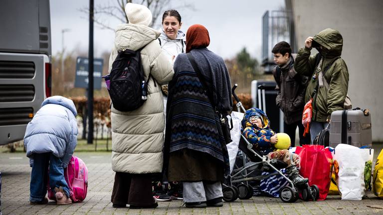 Asielzoekers komen aan bij de noodopvang in Uden (foto: ANP)