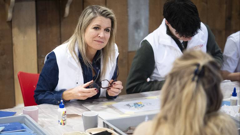 Met grote interesse luisterde Maxima vrijdag naar de belangrijke vraag die Demi haar stelde (foto: ANP).