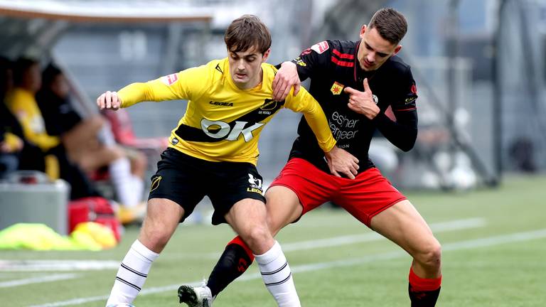 NAC-speler Kaj de Rooij schermt de bal af (foto: OrangePictures).