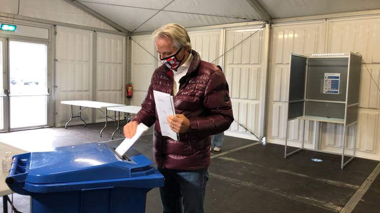 Hans Smolders brengt zijn stem uit tijdens de Tweede Kamerverkiezingen van 2021 (foto: René van Hoof).