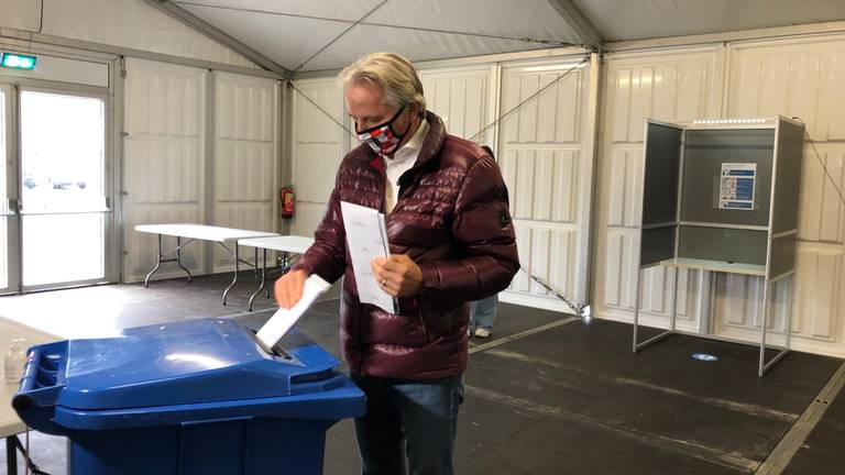 Hans Smolders brengt zijn stem uit (foto: René van Hoof).