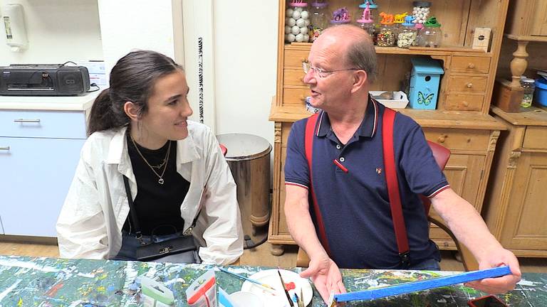 Zainab met bewoner Ben Verhoeven van De Hazelaar (foto: Tom van den Oetelaar).