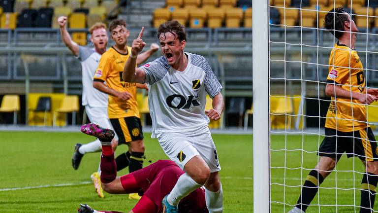 Kaj de Rooij juicht na zijn 0-1 tegen Roda JC, Jort van der Sande (links) die ook nog zou scoren is er blij mee (foto: Orange Pictures).