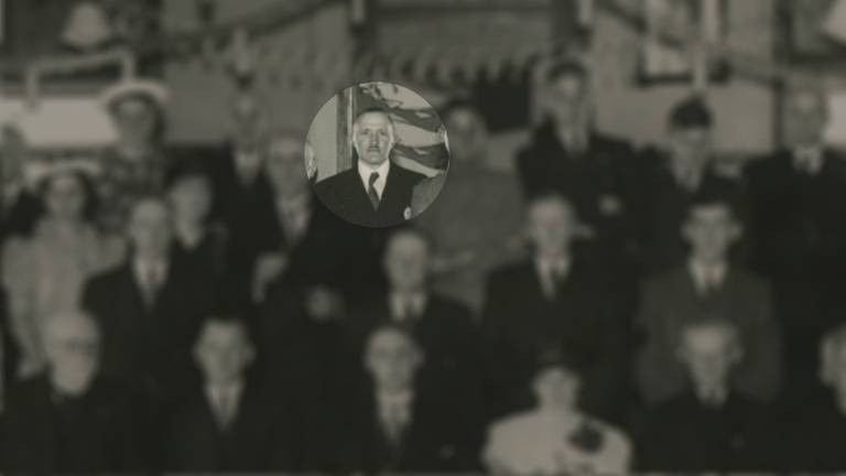 Burgemeester Jacobus van der Lely op een bijeenkomst in 1942 (foto: SALHA).
