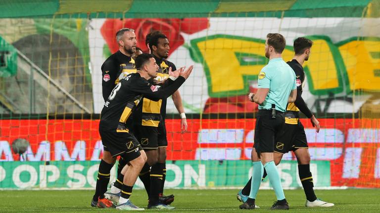 Protesterende NAC-spelers bij ADO Den Haag.