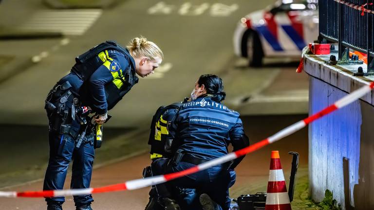 Een deel van de omgeving van de coffeeshop in Tilburg werd eerder afgezet met lint (foto: Jack Brekelmans/SQ Vision).