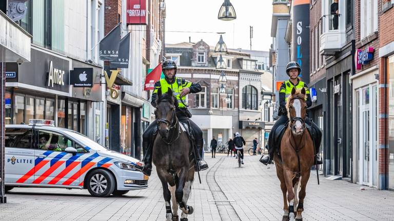 Politie te paard in het centrum van Tilburg (Foto: Jack Brekelmans - SQ Vision Mediaprodukties)