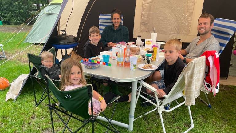 De familie Romein heeft geen last van de regen (foto: Tonnie Vossen)