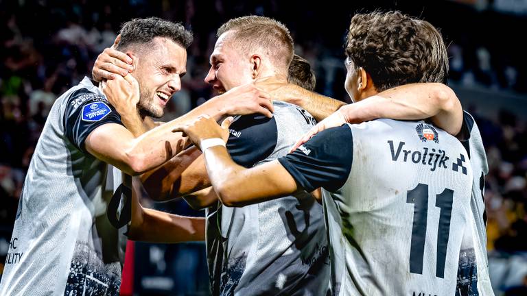 Spelers van NAC Breda vieren feest na een doelpunt (foto: Eye4Images).