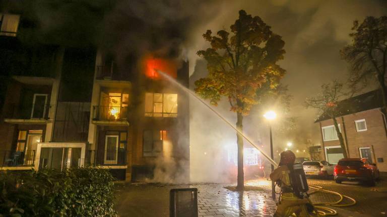 Het vuur woedde op de derde etage van de flat aan de Jan van de Capellelaan in Eindhoven (foto: Arno van der Linden/SQ Vision).