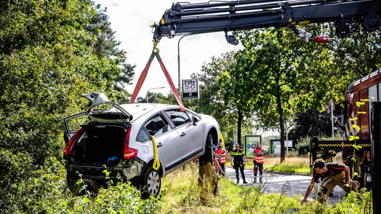 De brandweer takelde een van de wagens voorzichtig uit een greppel (foto: Jack Brekelmans/SQ Vision).