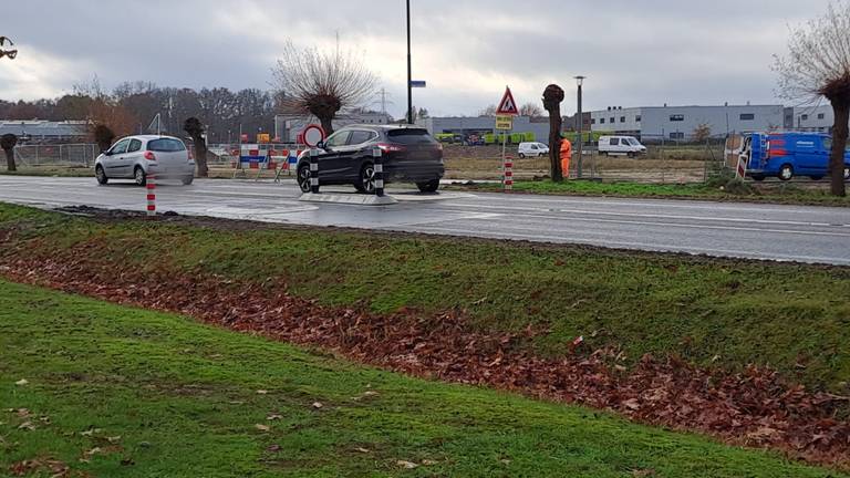 De geplaatste middengeleider met onder meer de twee paaltjes (foto: Natasja Verberk).