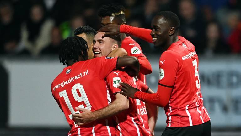 Feest bij de PSV-spelers na de goal van Götze (Foto: ANP)