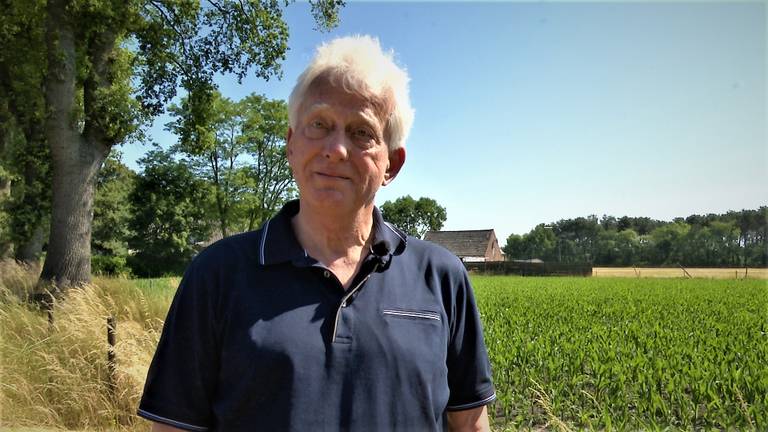 Ad van Uffelen bij de plek waar de bommenwerper crashte op 22 juni 1943. (foto: Raoul Cartens)