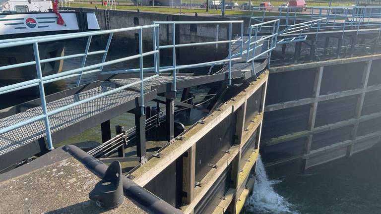 De geramde sluisdeuren (foto: Rijkswaterstaat).