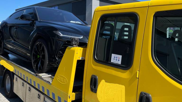 Een auto wordt in beslag genomen door de FIOD (foto: FIOD)