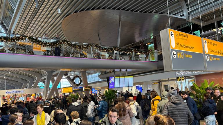 Het is voor veel reizigers wachten en hopen deze zaterdag op Eindhoven Airport.