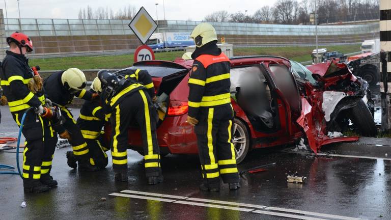 Brandweer bevrijdt inzittende na ernstig ongeluk. Foto: Perry Roovers / SQ Vision