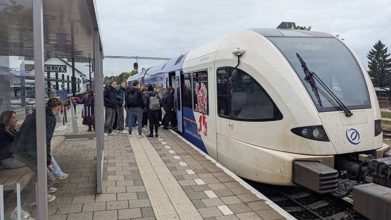 Drukte op het perron van Cuijk maandagochtend (foto: Ferenc Triki).
