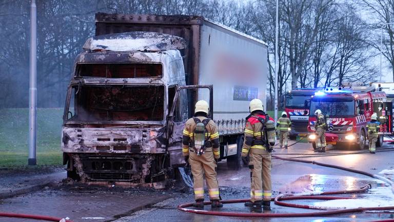 Ondanks de inzet van enkele brandweerwagens was de vrachtwagen niet te redden (foto: Gabor Heeres/SQ Vision Mediaprodukties).