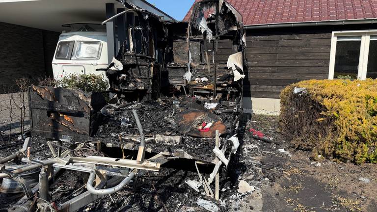 Nieuwe caravan Piet en Jeanne volledig uitgebrand: 'Twee keer in geslapen'