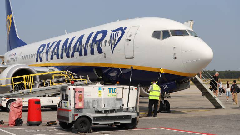 Een toestel van Ryanair op het platform van Eindhoven Airport (foto: Collin Beijk)