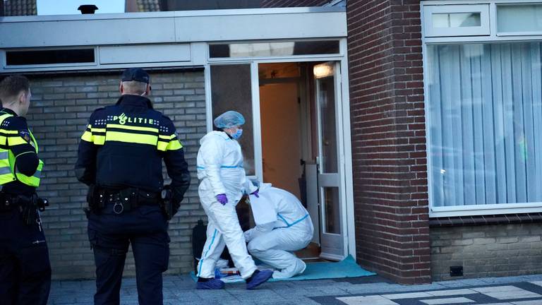 Onderzoek bij het huis (foto: Jeroen Stuve / SQ Vision).