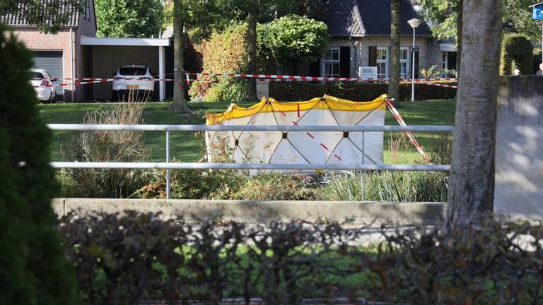 De plaats waar het lichaam werd gevonden is afgezet met schermen (foto: Marco van der Broek/SQ Vision).
