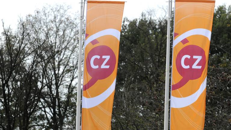 CZ-vlaggen bij het hoofdkantoor van de verzekeraar in Tilburg (foto: ANP 2013/Peter Hilz). 