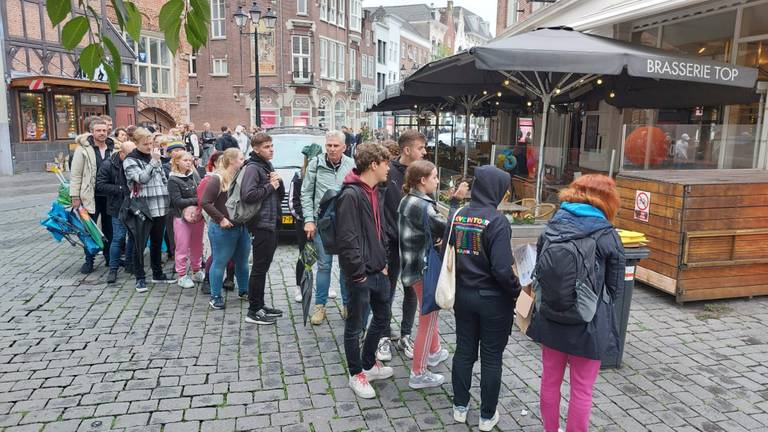 Lange rij met wachtenden op gratis donuts  (Foto: Tom Berkers)