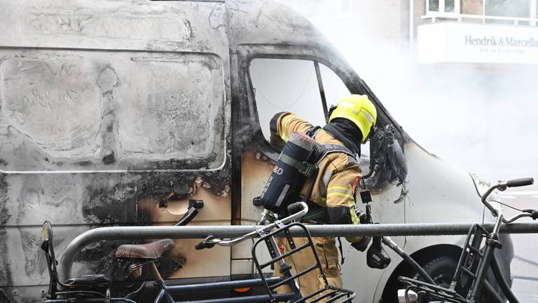 De brandweer probeert te redden wat er te redden valt (foto: Perry Roovers/Persbureau Heitink).