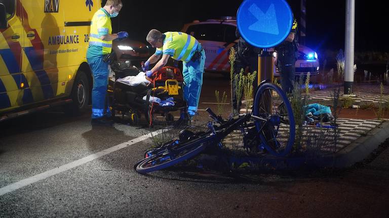 Het slachtoffer van de aanrijding in Dongen is naar een ziekenhuis gebracht (foto: Jeroen Stuve/SQ Vision).