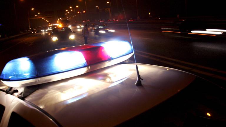 Fietser (20) zonder licht van de snelweg geplukt: 'Hij heeft geluk gehad'