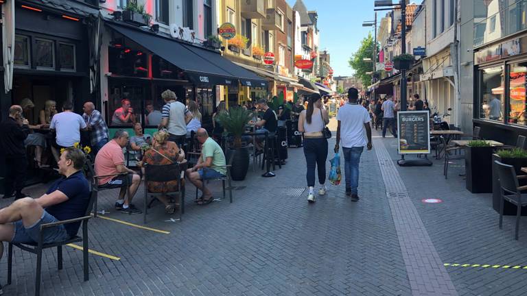 Op Stratumseind in Eindhoven oogt het al snel vol (foto: Hans Janssen).