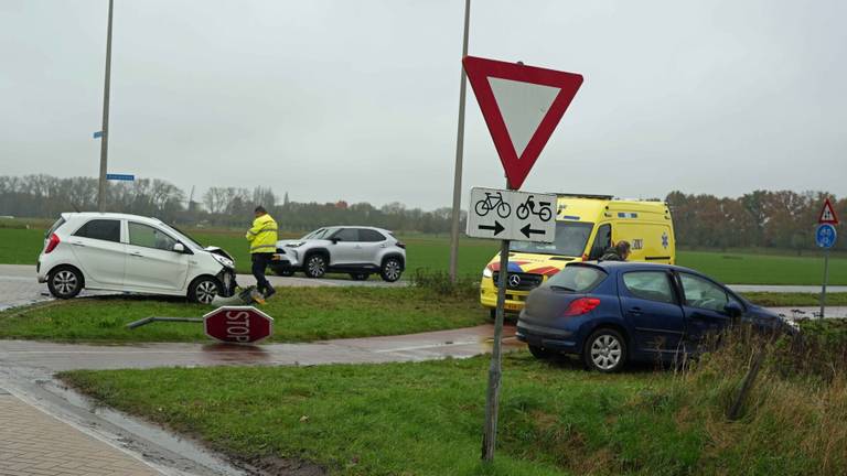 De twee auto's die bij het ongeluk in Drunen betrokken waren (foto: Erik Haverhals/SQ Vision).