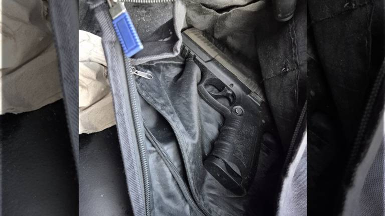 Het geladen wapen dat werd gevonden (foto: Instagram Verkeerspolitie Oost-Brabant).