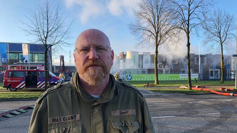 William Verkoelen voor zijn uitgebrande bedrijf (foto: Imke van de Laar).