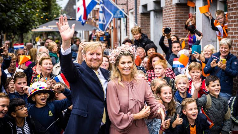 Koning en koningin praten met boeren en natuurbeschermers over de Peel