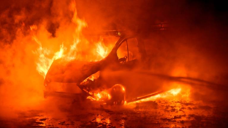 De bestelbus in Waalre ging in vlammen op (foto: Rico Vogels/SQ Vision).