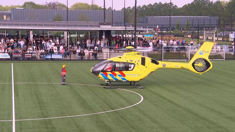 Traumahelikopter landt op voetbalveld bij bekerfinale in Oisterwijk (foto: Omroep Zeeland).