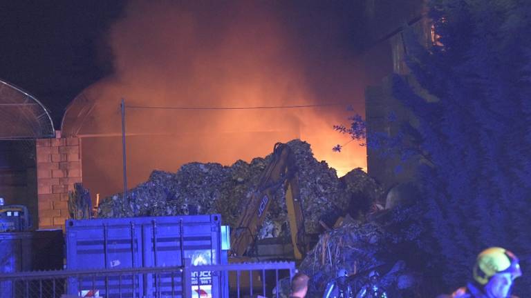 Belgische brand zorgt nog de hele dag voor stankoverlast in Tilburg