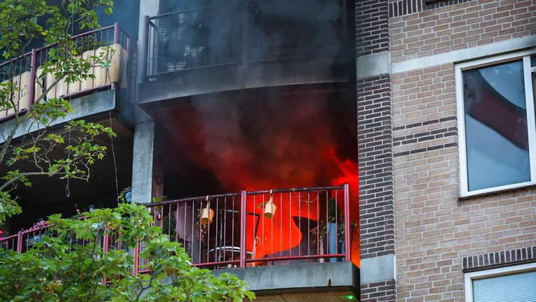 De brand woedde in een van de appartementen (foto: Persbureau Heitink).